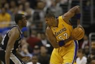 Samaki Walker defended by Malik Rose